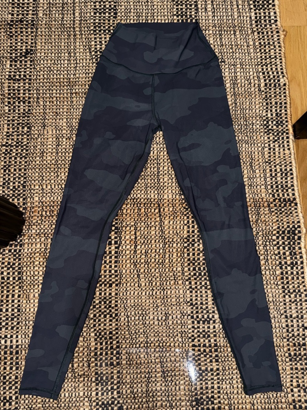 Alo High-Waist Camo Leggings in Dark Gray/Black